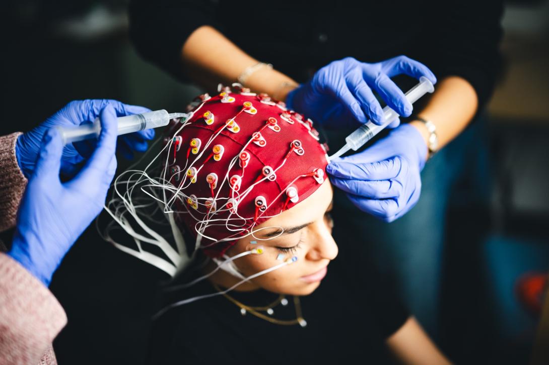 Students use an EEG cap to study the brain's reactions